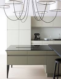 Un Plan De Travail En Verre Noir Pour Une Cuisine Design Des Plans De Travail Pour Tous Les Styles De Cuisine Elle Decoration En 2020 Cuisines Design Cuisine Contemporaine Interieur De Cuisine