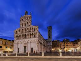 The church of san michele is located in the square in the historic center of lucca, where in the past focused the area of the ancient roman forum, the center of the city and place of meetings and trade. Chiesa Di San Michele In Foro Lucca Foto Immagini Architetture Notturno Soggetti Foto Su Fotocommunity