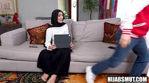 Girl in hijab playing with dildo while imaging fucking her friend - XNXX.COM