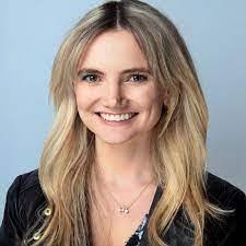 Kari Dixon's Instagram, Twitter & Facebook