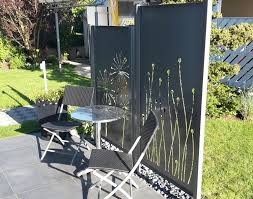 Der Perfekte Design Sichtschutz Fur Den Garten Langlebig Und Pflegeleicht Grosse Materialauswahl Vorgarten Ideen Sichtschutz Garten Zaun Gartensichtschutz
