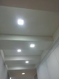 Travi In Cartongesso Con Faretti Incassati Per Un Corridoio Stretto E Lungo Faretti Design Del Soffitto Illuminazione Corridoio