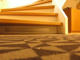 Unterste Stufe Mit Luftungsgitter Heizraum Treppenstufen Topfscharniere