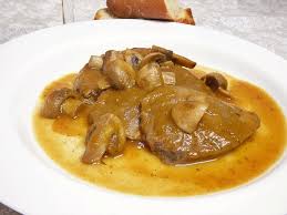 1 redondo de ternera (o medio si es muy grande) pimientos del piquillo (un envase) dátiles (unos 10) bacon (unas 8 lonchas) mostaza a la antigua de salpimentamos, y añadimos el redondo de ternera relleno, que ya estará dorado, y ponemos agua hasta cubrir. Redondo De Ternera Al Horno Con Salsa Mis Cosillas De Cocina