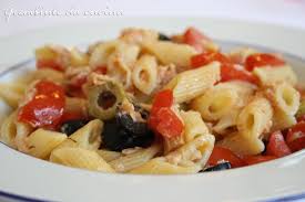 Lavate i pomodorini e tagliateli a metà, poi. Insalata Di Pasta Con Tonno Olive E Pomodori Grembiule Da Cucina