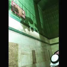 Inside The Kabah The Walls Are Covered With Green Silk Upto The Roof Mecca Kaba Mecca Images Beautiful Mosques