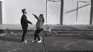 Le frasi e le citazioni sugli abbracci ci regalano tutto il calore di un gesto tanto affettuoso quanto piacevole: Mi E Crollato Il Mondo Addosso