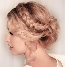 Today, there are so many ways to wear cute short hairstyles—think choppy pixie haircuts, cropped bob haircuts, short layered hair, short curly hairstyles and asymmetrical haircuts. Short Prom Hairstyles Fashion Dresses