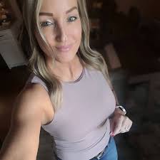 Are there pickleball groups or courts in Port Clinton?