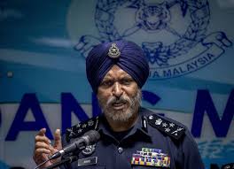 Ketua polis kuala lumpur, datuk amar singh ishar singh berkata kereta rolls royce berwarna emas itu dirampas kerana dipercayai menggunakan amar singh berkata datuk seri berusia 50 tahun itu, yang berasal dari kelantan dan menjalankan perniagaan di negeri itu, kini berada di luar negara. Internet Celebrates Amar Singh With Singh Is King Memes For Leading Raids On Najib S Homes