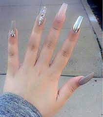 Están hechas de polvo acrílico que se seca y endurece con rapidez, gracias a este material es posible lucir manos estéticas. Pin De Paulina Jaramillo En Diseno De Unas Unas De Maquillaje Manicura De Unas Unas De Acrilico Elegantes