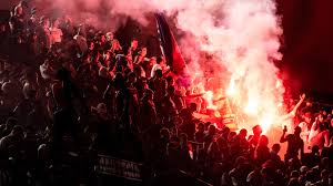 Sep 24, 1983 · los vínculos entre distintos medios de comunicación de masas se van haciendo cada vez más« estrechos. Champions League 2020 Sin Mascarilla Ni Distancia Social Asi Siguieron Los Hinchas Del Psg La Final De La Champions En Su Estadio Videos El Pais