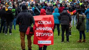 Im hintergrund die gegendemonstation der befürworter vom bildungsplan. Germany Protests Against Coronavirus Restrictions Leave 12 Dresden Officers Injured News Dw 14 03 2021