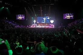 Med campus runt om i landet drömmer vi om att bygga en kyrka som förvandlar en nation. Hillsong Church Operated Like A Nightclub