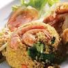 Untuk membakar kalori sekepal nasi goreng butuh berjalan selama 64 menit atau lari 23 menit atau bersepeda 33 menit. 1