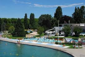 C'est notamment le cas de la plage de la brune à le lac d'annecy est assez urbanisé et très fréquenté. Plage De L Imperial Annecy
