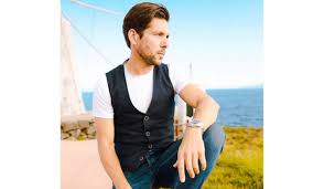 Photoshoot with actor jorge corrula for m my magazine march 2015 edition. Jorge Corrula Veste Fato De Banho De Mulher E Deixa Amigos Boquiabertos Foto