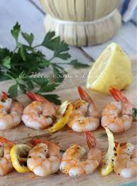 Gamberoni alla piastra i gamberoni alla piastra si preparano con una marinatura di olio, limone, aglio e prezzemolo nella quale saranno immersi i gamberoni per. Spiedini Di Gamberi Alla Piastra Ricetta Antipasto O Secondo