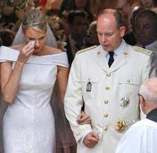 Dass prinz albert ii von monaco die südafrikanische schwimmmeisterin charlène. Charlene Von Monaco Das Tranen Gestandnis Der Schonen Furstin Welt