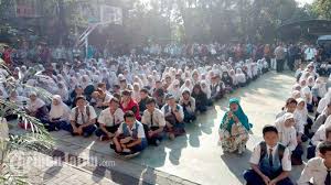 Masjid baitul inayah swasta 48. Ppdb Sma Negeri 1 Waru Wali Murid Keluhkan Peraturan Pengambilan Pin Yang Sering Berubah Tribun Jatim