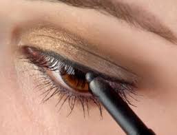 How to apply eyeliner very thin. How To Create Eyeliner Styles Lovetoknow