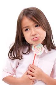 Niña Que Guarda El Caramelo De La Melcocha Con Ella Foto de archivo