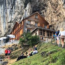 Die Wohl Bekannteste Berghutte Der Welt Bittet Wieder Zu Tisch Fast Ein Jahr Blieb Das Berggasthaus Aescher Wildkirchli In Der Schwe House Styles Places World