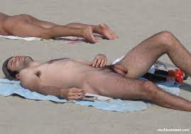 Nackter Mann am FKK Strand - FKK Bilder und Fotos