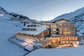 1 double bedroom, 1 bathroom with bathtub, shower, partly separate toilet, tv, 1 living room with sofa bed for 2 more persons and a fully equipped kitchen block with dishwasher, ceramic hob, microwave, cutlery, crockery and much more. Hotel Gurglhof Hotel Tirol