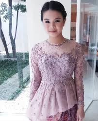 Kebaya brokat hijau lumut untuk perayaan. 40 Model Kebaya Muslim Yang Stylish Dan Trendi Untuk Kondangan Updated 2021 Bukareview