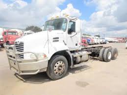 Mack MR600S-2004 Cab & Chassis Truck