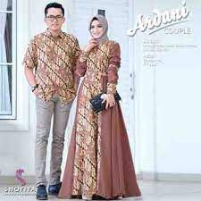Sisi bolatini, seorang blogger asal belanda tertangkap kamera dalam balutan dress berwarna creme karangan label uni emirat arab, bambah boutique. 55 Model Baju Gamis Batik Cantik Terbaru Muda Co Id
