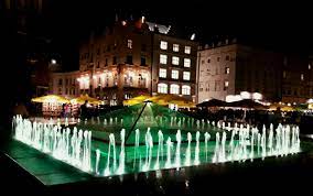 Jeśli wybierasz się w podróż za granicę, skorzystaj z naszej oferty. Polska Krakow Noca Rynek Glowny Krakow Polska Miejsca