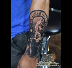 Homme tatouage diamant tete de mort et phrase. Tatouage Horloge Toujours Etre Dans Les Temps Tattoome Le Meilleur Du Tatouage