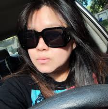 Ang lola ay hindi tumigil sa pag-iyak para sa kanyang menor de edad na apo,  ang binatilyo ay mukhang naliligaw habang siya ay humingi ng aliw mula sa  kanya, ngunit sa likod