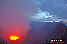 Congo's mount nyiragongo erupted for the first time in nearly two decades saturday, turning the night sky a fiery red and sending lava onto a major highway as panicked residents tried to flee goma. Nyiragongo Volcan D R Kongo Africa Infos Volcanodiscovery