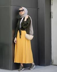 Mustard yellow is not as hard to wear that it might seem and it is a very chic color that often comes back with autumn (probably to match the falling leaves). Hijab Style With Yellow Skirt Hijab Fashion Fashion Modest Outfits