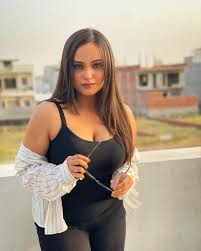 Aliya Naaz - Free pics, galleries & more at Babepedia