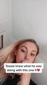 Carrie Ackerman's Instagram, Twitter & Facebook