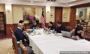 Ia mengatakan kedutaan besar china di malaysia telah mengirim pejabat untuk mengunjungi awak yang ditahan dan menawarkan mereka persediaan pencegahan epidemi dan bantuan yang diperlukan. Malaysiakini Urusan Kedutaan Konsulat Di China Jalan Seperti Biasa Saifuddin