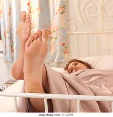 Ich junge mutti 34jahre aus raum heidelberg suche dich ehrlich treu kinderlieb fürs leben. Junge Frau Im Bett Mit Fussen Stockfotografie Alamy