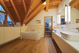Badezimmer Holz Sanieren In Eiche Naturlich Mit Waschtisch Und Badewanne Dachgeschoss Badezimmer Sanieren Badezimmer Renovieren Badezimmer