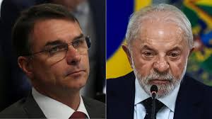 Lula e Flávio Bolsonaro participam de missas em homenagem a Nossa Senhora Aparecida em Brasília