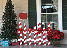 Voici 12 Magnifiques Decorations De Noel Faites De Palettes De Bois Recuperees Decoration Noel Decoration Noel Fait Main Deco Noel Exterieur