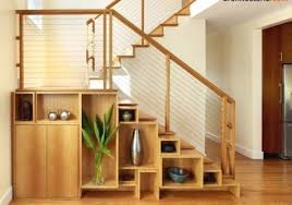 Tangga dengan pelapis kayu dan berbentuk u yang dekoratif 3. 33 Model Tangga Kayu Rumah Minimalis Bergaya Modern