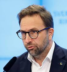 L-topp vill att kyrkor slutar döpa asylsökande