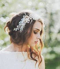 Svatební účesy s květinami jsou velmi žádané mezi nevěsty. Pohodlny A Hlavne Krasny Svatebni Uces