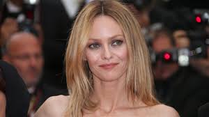 Cette robe de soirée sur vanessa paradis à cannes était une partie ludique de l'évènement, imprimé partout avec des bateaux! Vanessa Paradis Se Porte A La Defense De Johnny Depp Radio Canada Ca