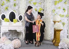 Karen tampak memesona dalam balutan kebaya putih polos yang dipadukan dengan kain batik saat acara wisudanya. 25 Ide Foto Wisuda Tomy Damara Di 2021 Wisuda Foto Keluarga Ide Wisuda