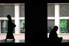 Nabi shallallahu 'alaihi wasallam bersabda tetapi, memang lebih utama di rumah, hal ini berlaku baik sholat wajib dan sholat sunnah, baik gadis atau yang sudah menikah. Benarkah Wanita Lebih Utama Sholat Di Rumah Republika Online